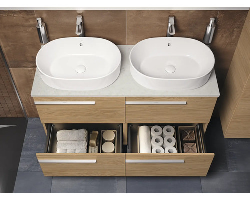 Badezimmer mit Waschtischunterschrank, zwei Aufsatzwaschbecken, Armaturen, Seifenspender, Handtüchern und Toilettenpapier