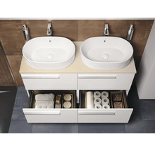 Badezimmer mit zwei Waschbecken, Unterschrank mit Schubladen, Handtüchern und Toilettenpapier