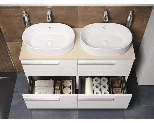 Badezimmer mit zwei Waschbecken, Unterschrank mit Schubladen, Handtüchern und Toilettenpapier