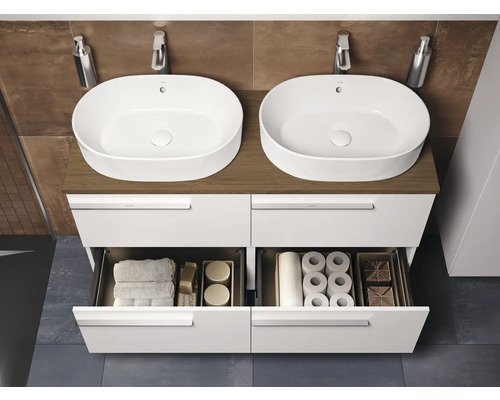 Badezimmer mit Doppelwaschtischunterschrank, Aufsatzwaschbecken und geöffneten Schubladen