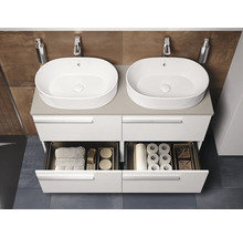 Doppelwaschtisch mit offenen Schubladen zur Aufbewahrung von Badutensilien