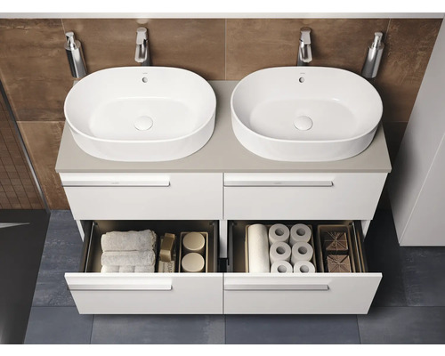 Doppelwaschtisch mit offenen Schubladen zur Aufbewahrung von Badutensilien