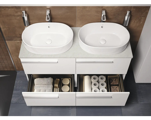 Badezimmer mit Doppelwaschtisch, Unterschrank mit Schubladen und Waschtischarmaturen