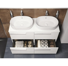 Badezimmer mit Doppelwaschtisch, weißen Waschbecken, weißen Unterschränken und offenen Schubladen