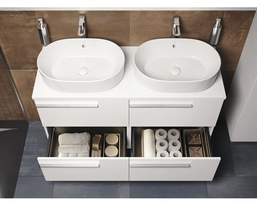 Badezimmer mit Doppelwaschtisch, weißen Waschbecken, weißen Unterschränken und offenen Schubladen