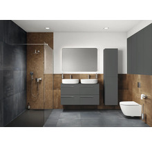 Modernes Badezimmer mit Dusche, Doppelwaschtisch und Toilette