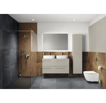 Modernes Badezimmer mit Dusche, Waschtisch mit Doppelwaschbecken, Spiegel und Toilette.