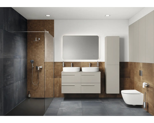 Modernes Badezimmer mit Dusche, Waschtisch mit Doppelwaschbecken, Spiegel und Toilette.