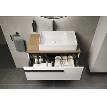Modernes Badezimmer mit Waschbecken, offenem Schubladenelement und Handtüchern