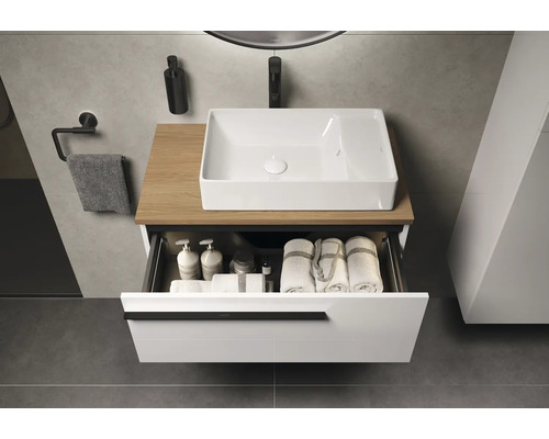 Modernes Badezimmer mit Waschbecken, offenem Schubladenelement und Handtüchern