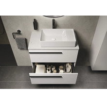 Modernes Badezimmer mit weißem Waschtischunterschrank, offenem Schubfach und Aufsatzwaschbecken