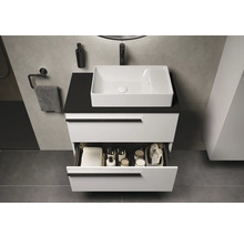 Badezimmer mit Waschtischunterschrank, Aufsatzwaschbecken und geöffneter Schublade mit Handtüchern und Badezimmerutensilien