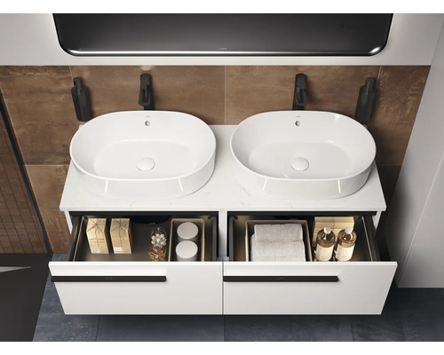 Badezimmer mit Doppelwaschtisch, weißem Unterschrank und offenen Schubladen