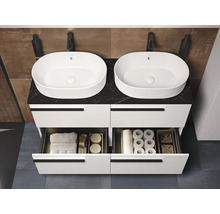 Doppelwaschtisch mit weißen Unterschränken und offenen Schubladen für Badutensilien