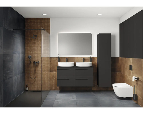 Modernes Badezimmer mit Dusche, Waschtisch mit zwei Waschbecken, Spiegel und Toilette.