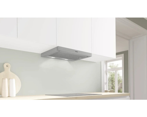 Einbau-Dunstabzugshaube in einer modernen Küche mit Bosch Logo