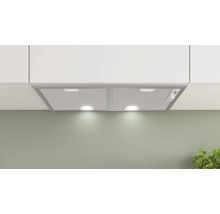 Einbauliche Dunstabzugshaube unter einem Küchenschrank mit Beleuchtung.