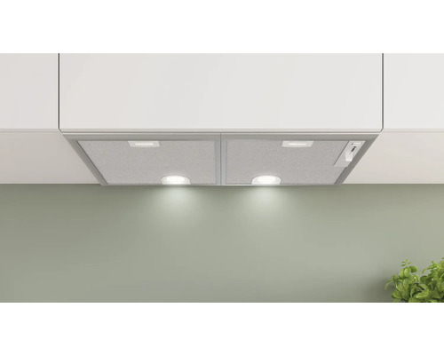 Einbauliche Dunstabzugshaube unter einem Küchenschrank mit Beleuchtung.