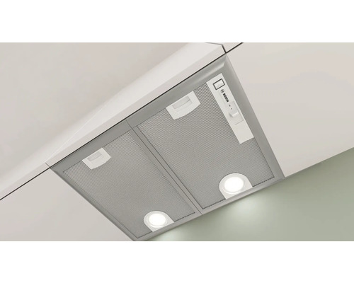 Dunstabzugshaube zur Montage unter einem Schrank mit zwei Lampen und einem Metallgitter