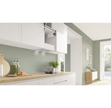 Küchenszene mit Dunstabzugshaube, Kochfeld, Spüle und Arbeitsfläche in einem hellen und modernen Design.