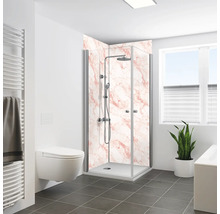 Badezimmer mit Duschkabine mit Marmorwandpaneelen, Toilette, Heizkörper und Fenster