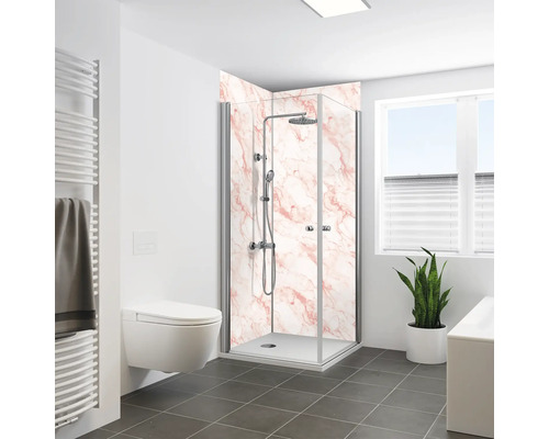 Badezimmer mit Duschkabine mit Marmorwandpaneelen, Toilette, Heizkörper und Fenster