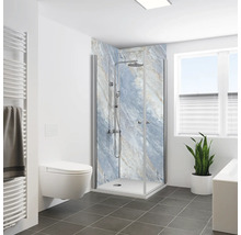 Modernes Badezimmer mit Duschkabine, Toilette und Handtuchwärmer