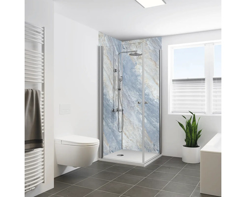 Modernes Badezimmer mit Duschkabine, Toilette und Handtuchwärmer