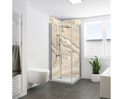 Badezimmer mit Dusche, Toilette, Handtuchwärmer und Fenster für eine helle und organisierte Atmosphäre