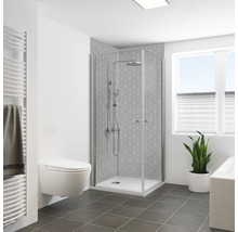 Badezimmer mit Eckdusche, Toilette und Heizkörper