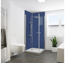 Modernes Badezimmer mit Duschkabine, Toilette und Handtuchwärmer