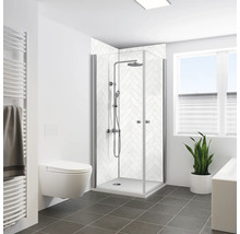 Modernes Badezimmer mit Duschkabine, Toilette, Heizkörper und Fenster