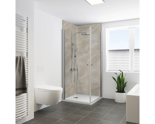 Badezimmer mit Duschkabine, Toilette und Handtuchwärmer