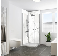 Modernes Badezimmer mit Duschkabine, Toilette und Handtuchwärmer