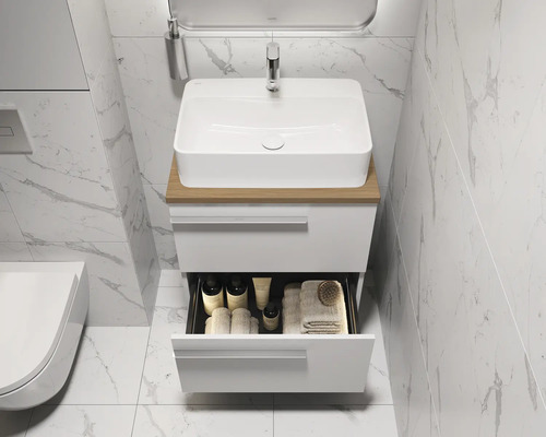 Badezimmer mit Waschbecken, Unterschrank mit Schubladen und Armaturen