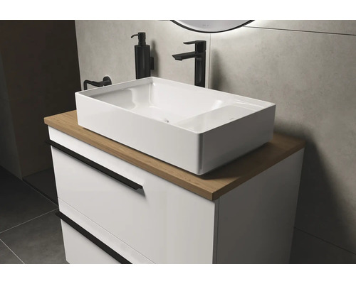 Modernes Badezimmer mit Waschbecken, Waschtisch und Armatur