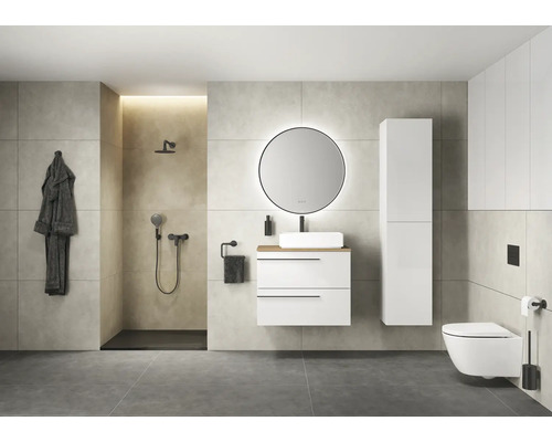 Modernes Badezimmer mit Dusche, Waschtisch mit Spiegel, Toilette und Handtuchhalter