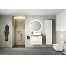 Modernes Badezimmer mit Dusche, Waschtisch, Spiegel, Toilette und Badezimmermöbeln in einem hellen, freundlichen Design.