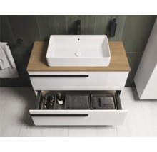 Badezimmer mit Waschtischunterschrank, Aufsatzwaschbecken und geöffneter Schublade