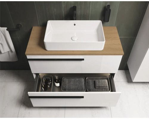 Badezimmer mit Waschtischunterschrank, Aufsatzwaschbecken und geöffneter Schublade