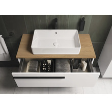 Modernes Badezimmer mit Aufsatzwaschbecken, Holzplatte und geöffneter Schublade