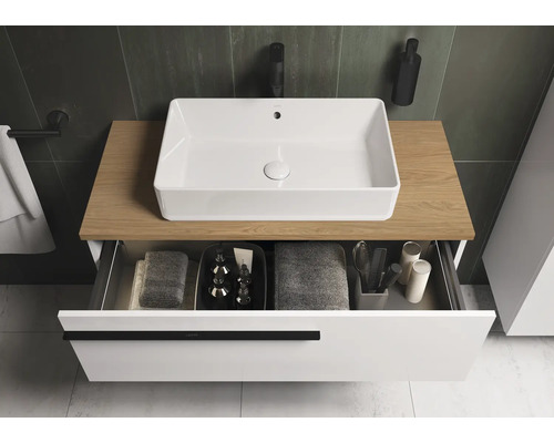 Modernes Badezimmer mit Aufsatzwaschbecken, Holzplatte und geöffneter Schublade