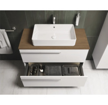 Badezimmer mit Waschbecken, Unterschrank mit Auszug und Holzplatte