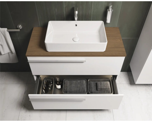 Badezimmer mit Waschbecken, Unterschrank mit Auszug und Holzplatte