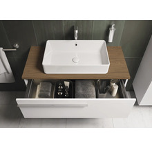 Modernes Badezimmer mit Aufsatzwaschbecken, Waschtisch mit Schublade und Badaccessoires