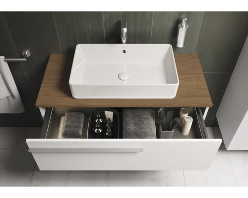 Modernes Badezimmer mit Aufsatzwaschbecken, Waschtisch mit Schublade und Badaccessoires