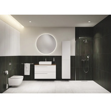 Modernes Badezimmer mit Waschtisch, Spiegel, Toilette und Dusche