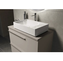 Modernes Badezimmer mit Aufsatzwaschbecken, Waschtischunterschrank, Armatur und Seifenspender