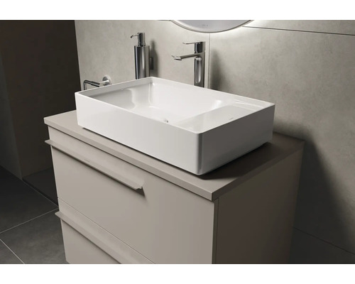 Modernes Badezimmer mit Aufsatzwaschbecken, Waschtischunterschrank, Armatur und Seifenspender