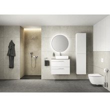 Modernes Badezimmer mit Dusche, Waschtisch mit Spiegel, Hochschrank und Toilette.
